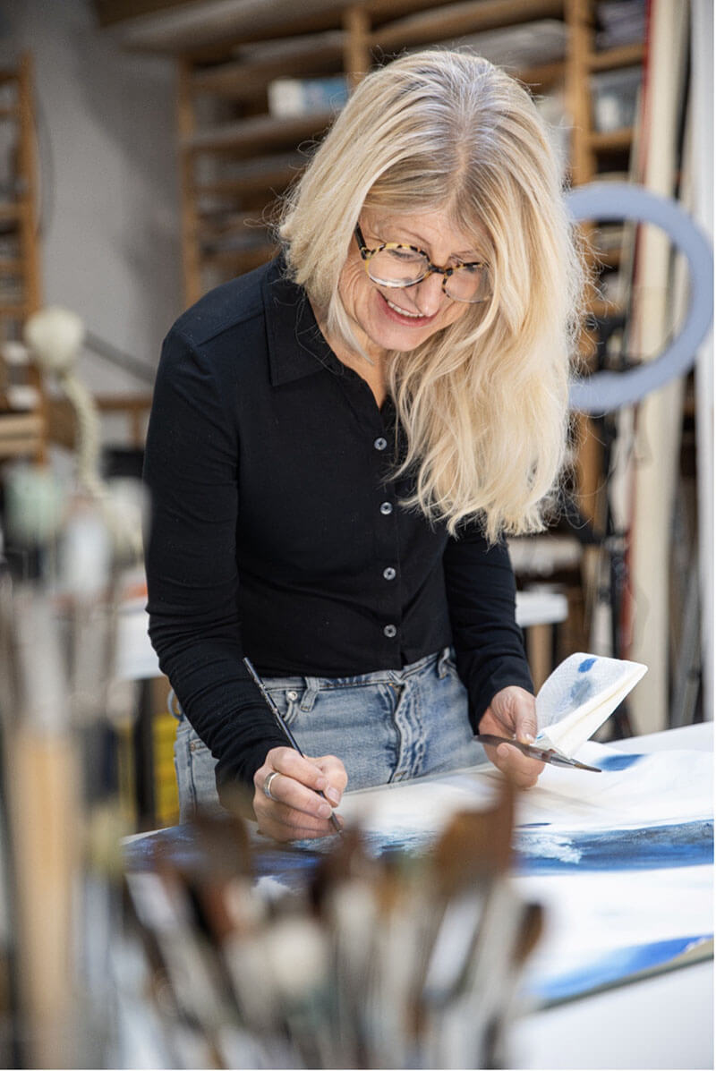 Sabine Ziegler est une artiste allemande dont l’univers pictural s’exprime principalement à travers l’art délicat de l’aquarelle. Basée à Munich, ville dans laquelle elle vit et travaille, Sabine Ziegler a su faire de son médium de prédilection un véritable terrain de jeu pour l’exploration des émotions et de la diversité du monde qui l’entoure.